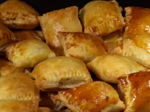 Простые слойки с сыром