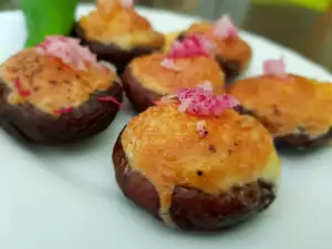 Фаршированные грибы с яйцом и сыром