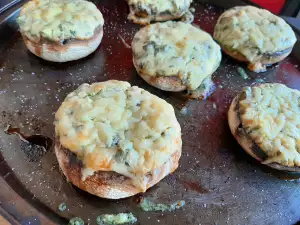 Фаршированные грибы со сливочным сыром и шпинатом