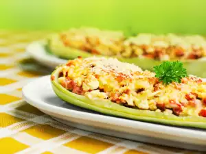 Лодочки из кабачков, запеченные с брынзой