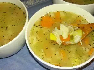 Овощной суп с цветной капустой, вермишелью и мятой
