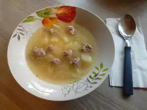 Деревенский суп с фрикадельками, картофелем и рисом