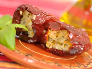 Сухие сладкие перцы с начинкой из риса и лука