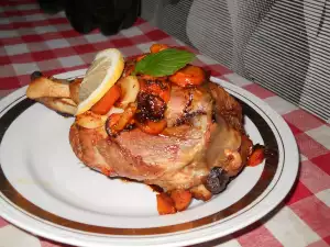 Тушеные свиные рульки с чесноком и морковью