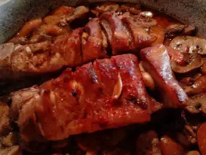 Свиная грудинка с грибами и морковью