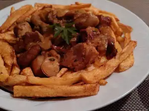 Кусочки свинины с грибами и луком-пореем