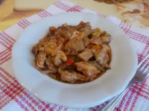 Кусочки свинины с овощами в духовке