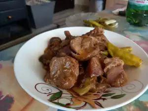 Свиные кусочки с белыми грибами и луком-пореем