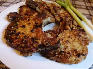 Свиные отбивные с маслом и чесноком