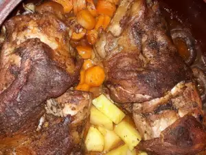 Свиные ножки в глиняном горшке с картошкой и морковью