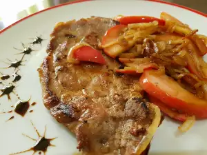 Свиные стейки с яблоками и луком