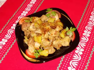 Свиные шкварки с луком и сладким перцем