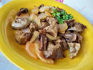 Свиное сердце с грибами и луком