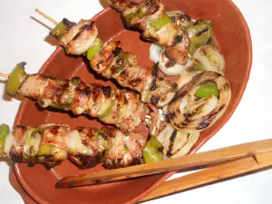 Свиной шашлык с беконом, луком и сладким перцем