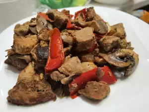 Свиные кусочки с грибами и сладким перцем