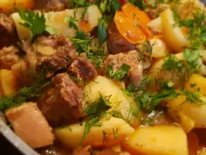 Тушеная свинина с картофелем и помидорами