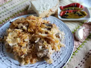 Свинина со свежей капустой и рисом в духовке