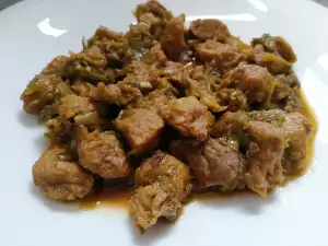 Жареные кусочки свинины с луком-пореем