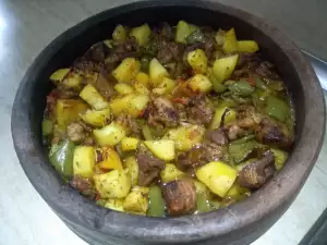 Свинина с овощами на сковороде садж