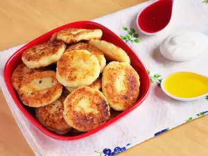 Соленые сырники на сковороде