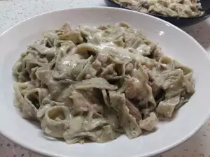 Тальятелле с куриным филе, луком черемшой и белым соусом