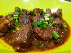 Кусочки телятины на сковороде