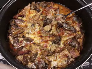 Телячий рубец с грибами в духовке