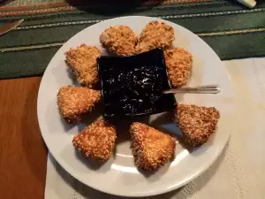 Панированный плавленый сыр с грецкими орехами и семенами кунжута