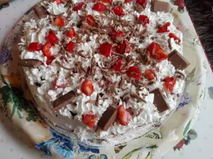 Домашний торт с какао коржами и клубникой