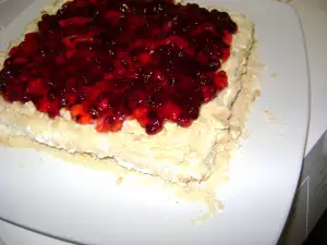 Простой торт с печеньем, сыром маскарпоне и вареньем