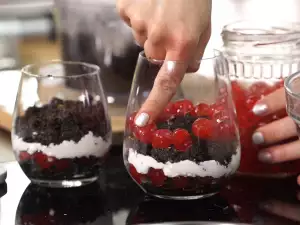 Трайфл с шоколадным печеньем и вишенками