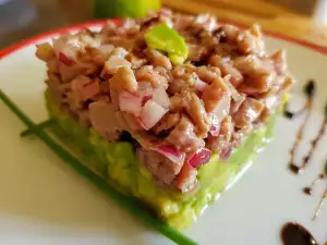 Тартар из тунца и авокадо