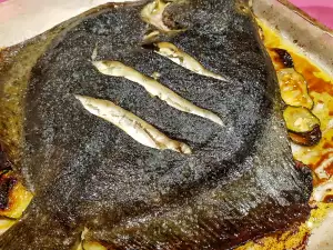 Цельный палтус в духовке с кабачками и чесноком
