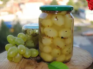 Соленье из маринованного белого винограда