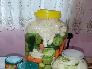 Соленья с цветной капустой, морковью и корнишонами