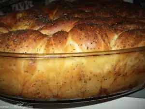 Скрученный соленый пирог с брынзой и сыром