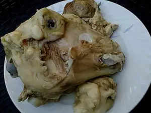 Отварная головка ягненка с потрохами в скороварке
