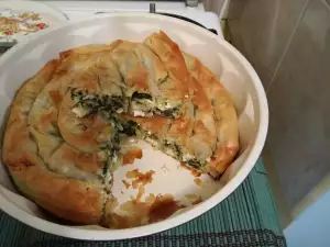 Баница спиралеобразной формы со шпинатом