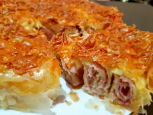 Закрученная баница с ветчиной и сыром