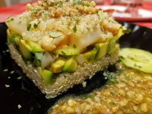 Витаминный салат с киноа и ореховым дрессингом