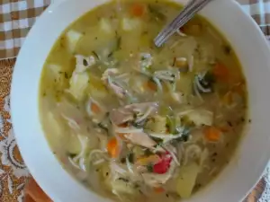 Вкусный куриный суп с лапшой