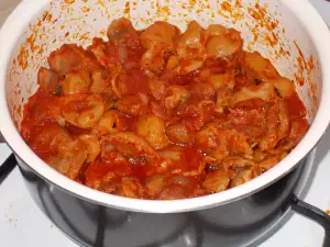 Желудочки с луком и помидорами