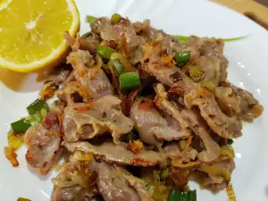 Жареные желудочки с зеленым луком