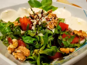 Роскошный салат с моцареллой, синим сыром и грецкими орехами