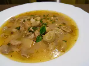 Постное рагу с садовым бобом, зеленым чесноком, тимьяном и мятой