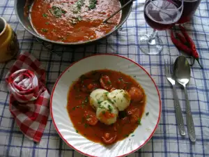 Рагу с колбасками и помидорами