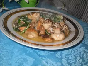 Тушеные грибы со шпинатом и сметаной