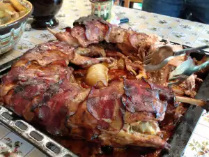 Запеченный домашний кролик с беконом