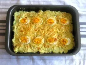 Запеканка с фаршем, картофельным пюре и яйцами
