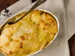 Картофель, запеченный с брынзой и яйцами